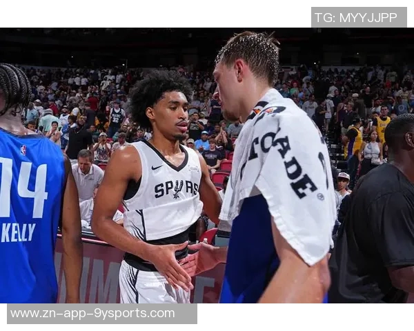 文班半场示意哈珀空接成功引发全场惊叹瞬间 文班半场示意哈珀空接成功引发全场惊叹瞬间