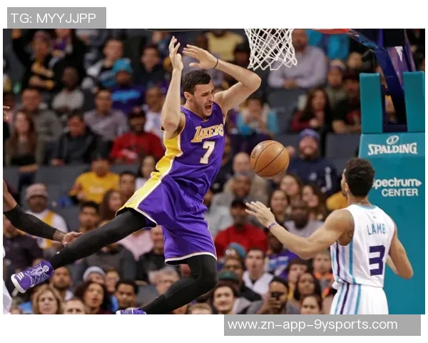 小南斯篮下强势扣篮展现霸主风范引爆全场激情时刻 小南斯篮下强势扣篮展现霸主风范引爆全场激情时刻